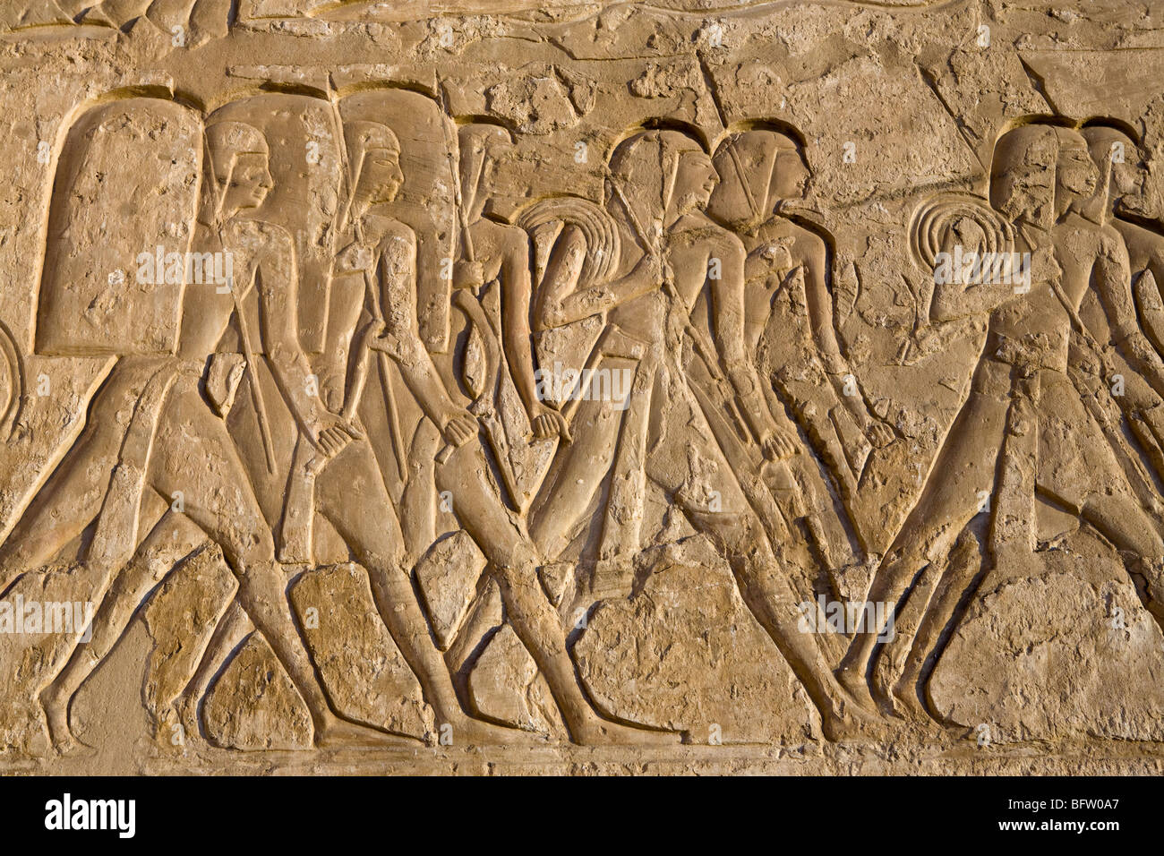 Rilievi raffiguranti gli uomini con scudi e lance a Medinet Habu , tempio mortuario di Ramesse III, la riva occidentale del Nilo, Luxor, Egitto Foto Stock