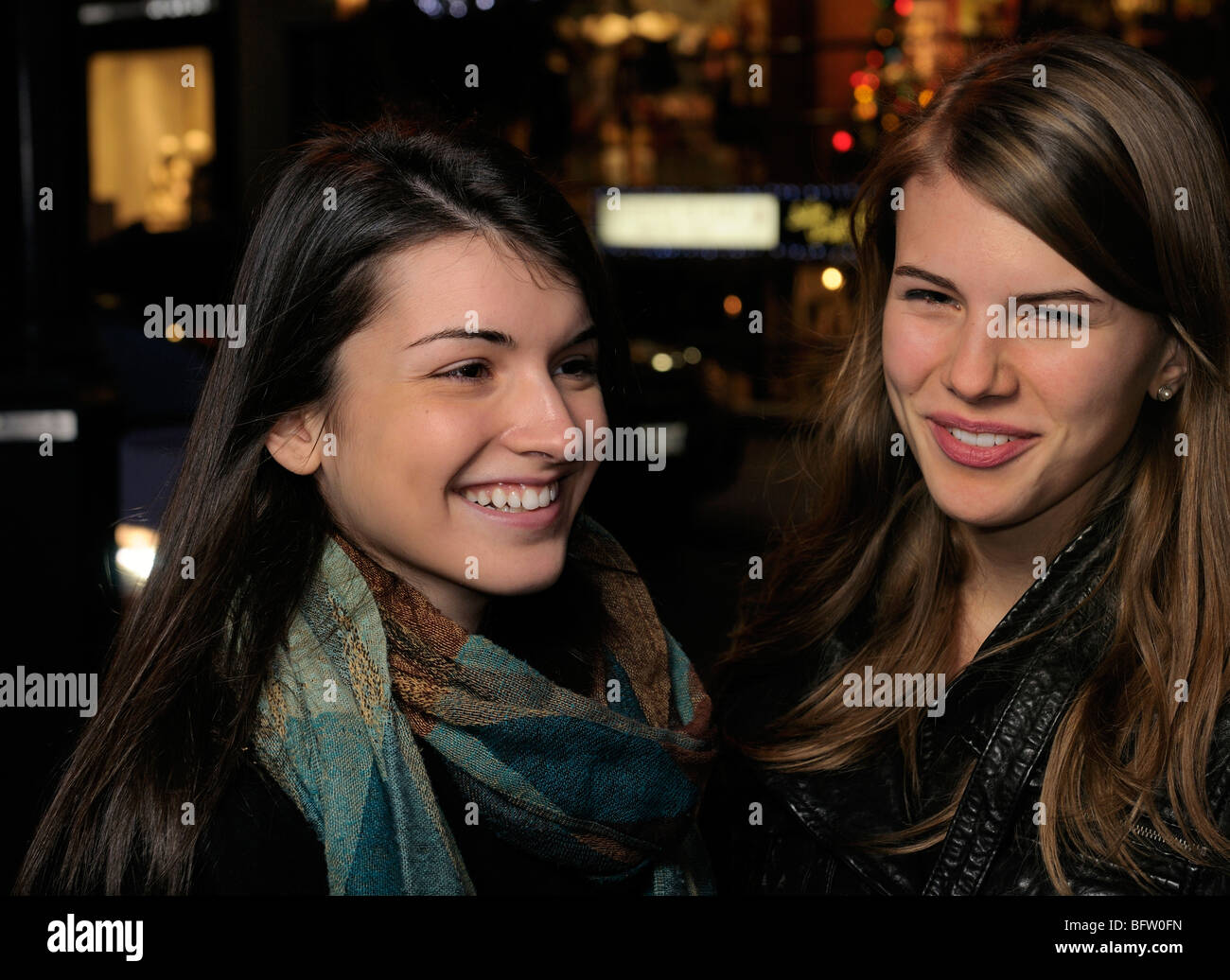 Due giovani donne sulla strada a yorkville park toronto di notte Foto Stock