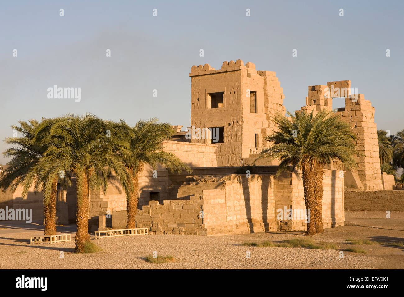 Il Migdol, alto cancello e palme presso il tempio del faraone Ramesse III, Medinet Habu, West Bank, Luxor, Egitto Foto Stock