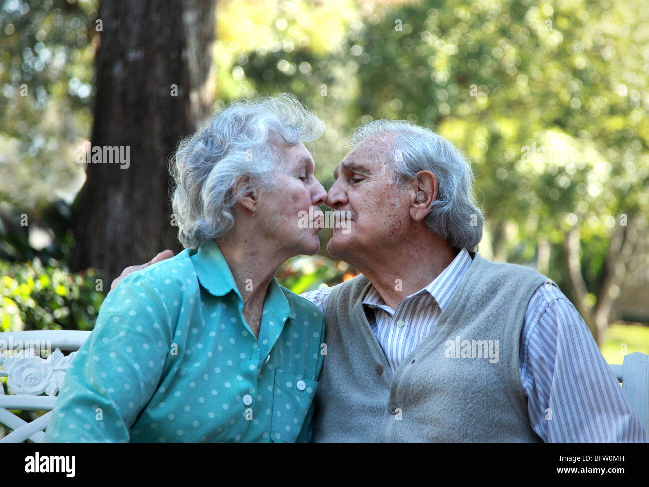 Felice coppia senior di 79 e 84 anni, sposata da 63 anni a decorrere dalla data questa foto è stata scattata. Foto Stock