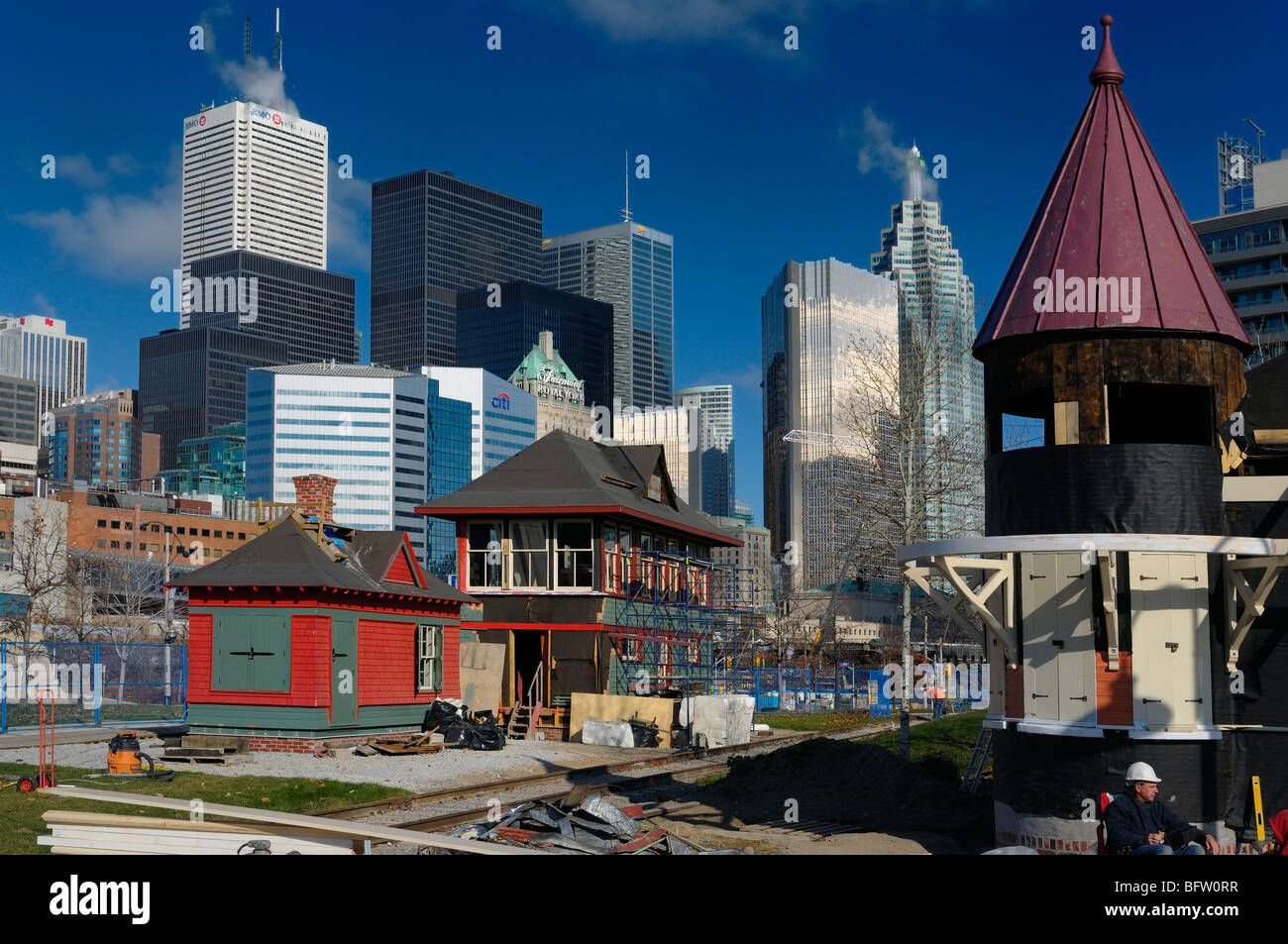 La costruzione della ferrovia di Toronto heritage museum at Roundhouse tra downtown highrise torri Foto Stock