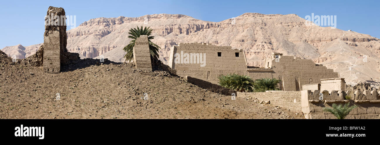 Panoramica di Medinet Habu , tempio mortuario di Ramesse III e colline tebana riva occidentale del Nilo, Luxor, Egitto Foto Stock Panoramica di Medinet Habu , tempio mortuario di Ramesse III e colline tebana riva occidentale del Nilo, Luxor, Egitto Foto Stock