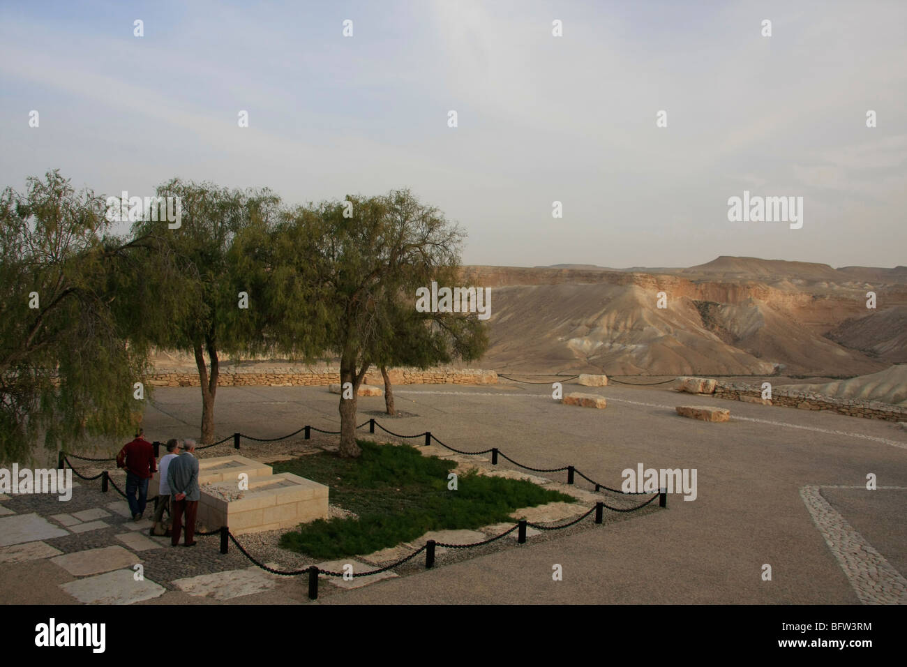 Israele, settentrionale del Negev Montagna. Le tombe di David Ben-Gurion e Paula Ben-Gurion: un giardino paesaggistico nel deserto Foto Stock