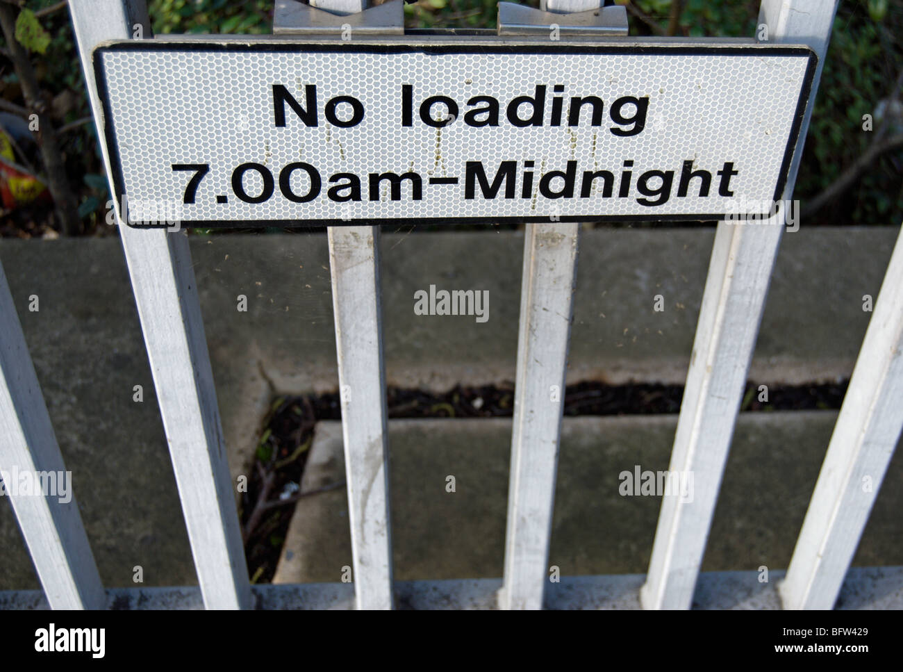 British cartello stradale che indica assenza di caricamento 7am a mezzanotte, a Kingston upon Thames Surrey, Inghilterra Foto Stock