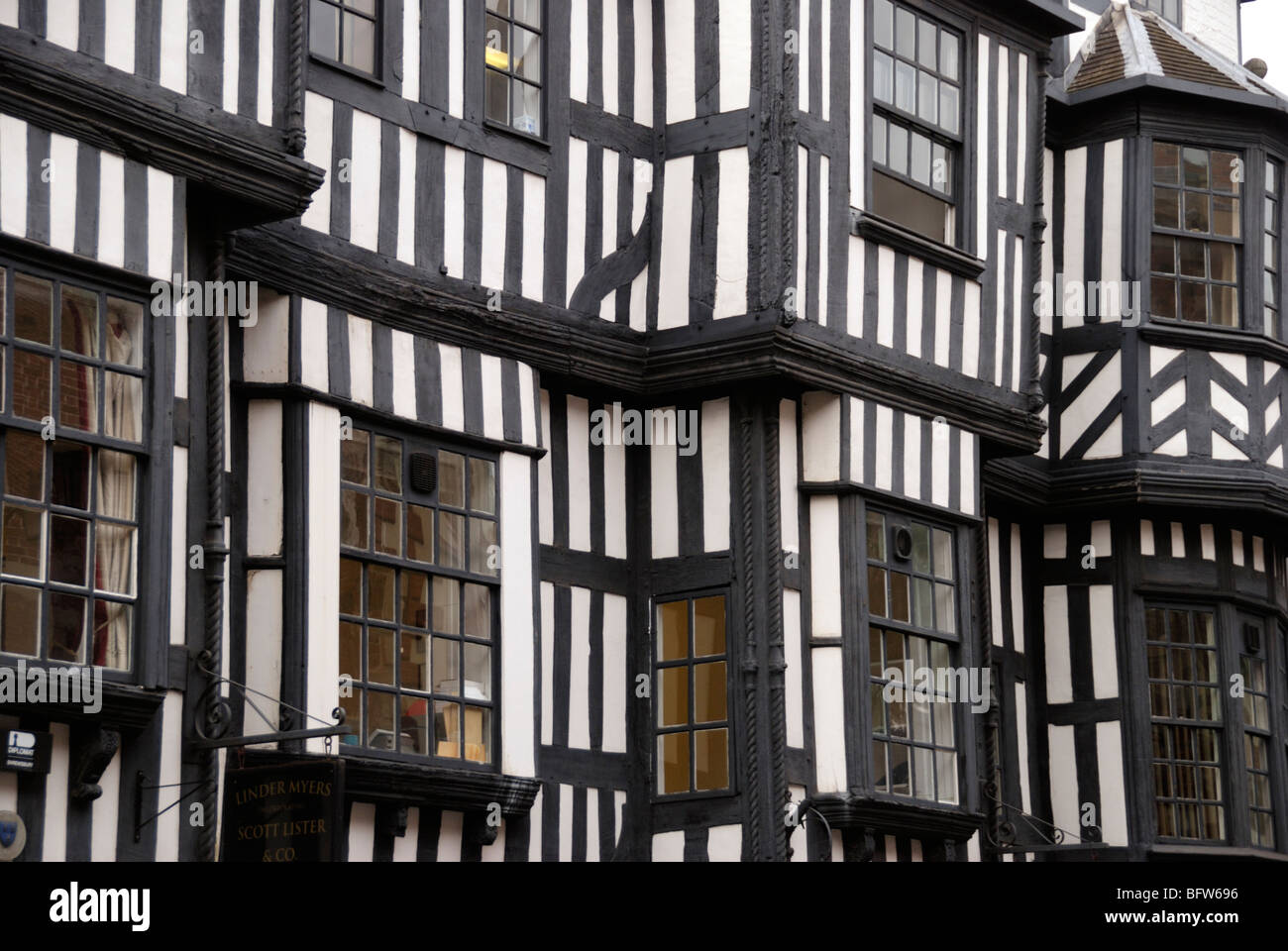 Legno Tudor facciata di edificio nella città di Shrewsbury, Shropshire, Inghilterra, Regno Unito Foto Stock