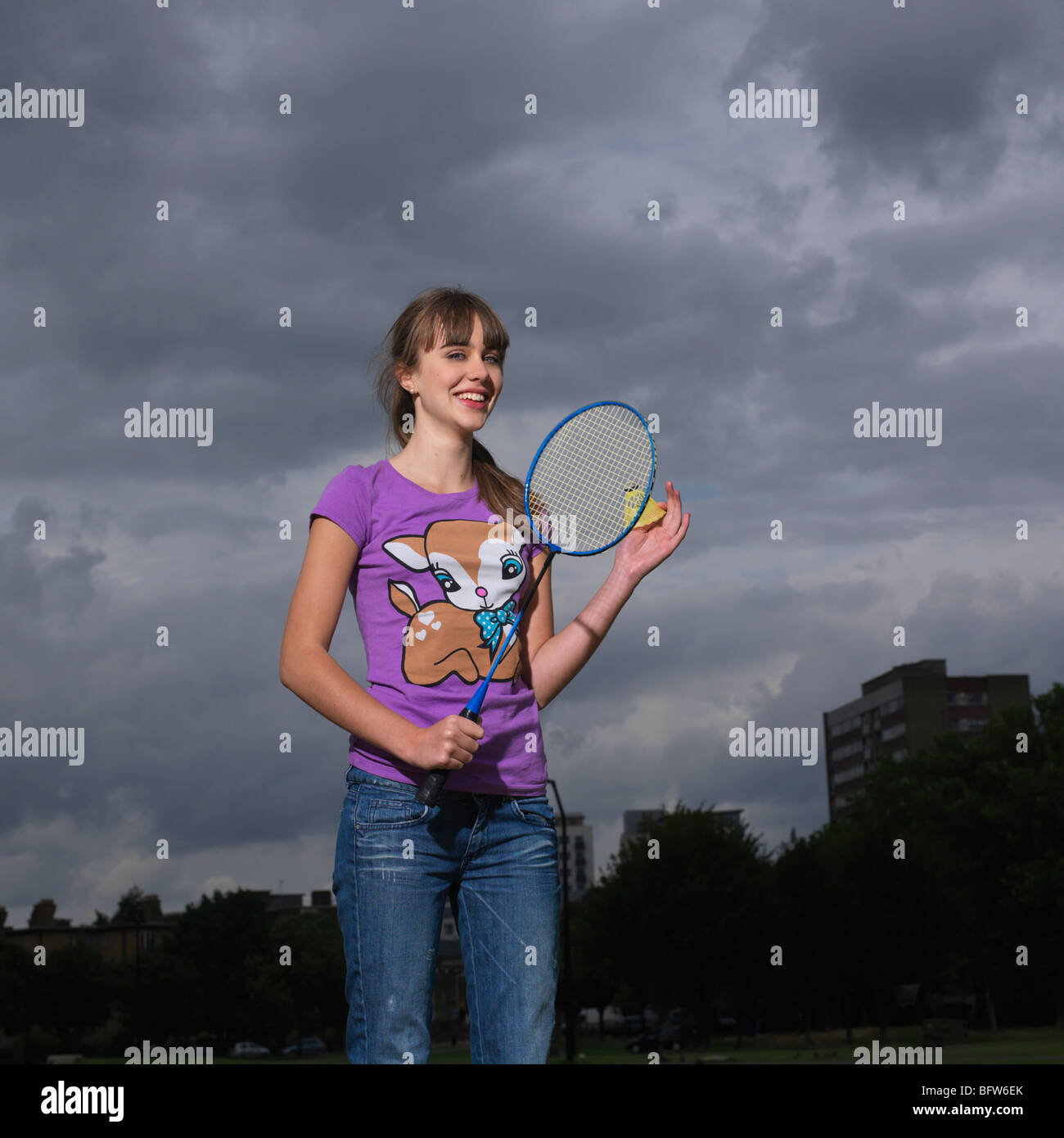 Giovane donna con badminton racchetta Foto Stock