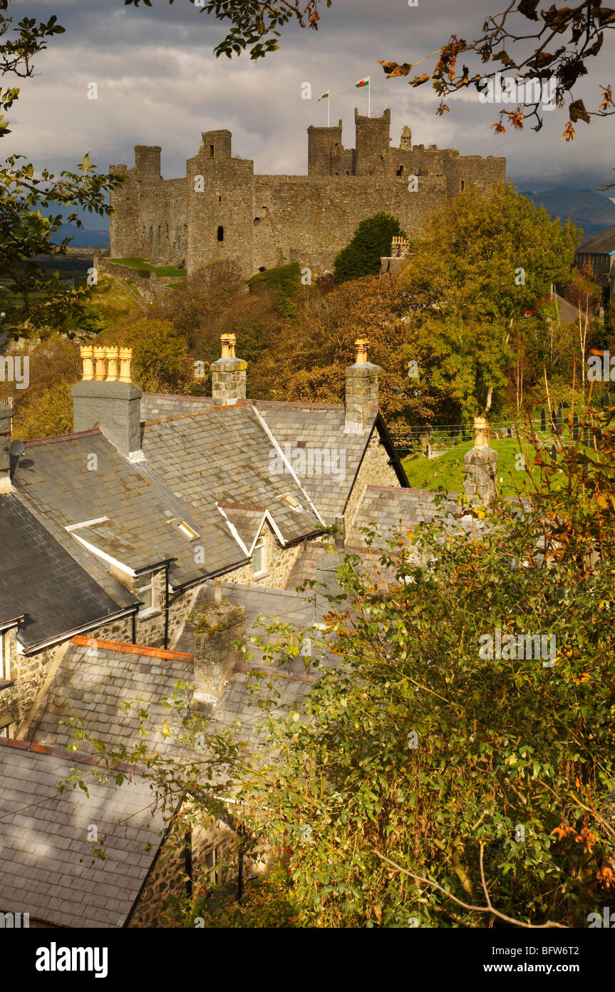 La collina del castello di Harlech guarda i tetti di ardesia della città case al di sotto in Snowdonia Wales UK Foto Stock