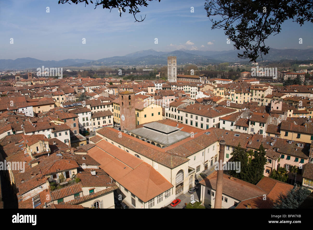 Una vista sui tetti di Lucca per le montagne distanti Foto Stock