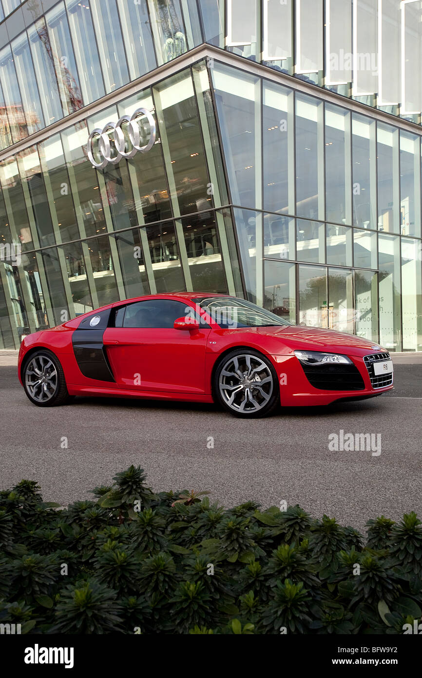 Audi R8 V10 a Audi West London il più grande rivenditore in tutto il mondo Foto Stock