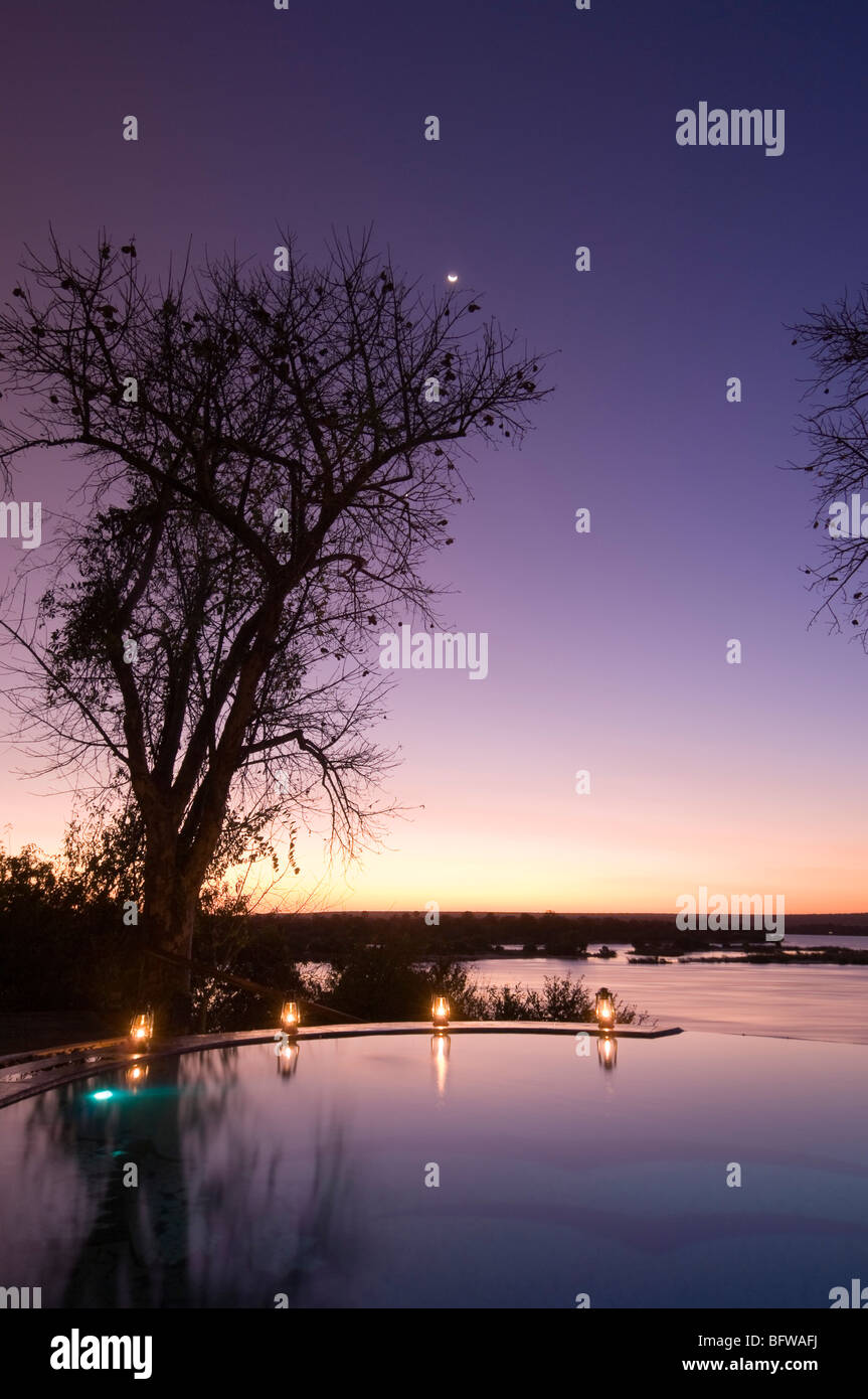 Il River Club Lodge, tramonto sul fiume Zambesi e nello Zambia. Foto Stock