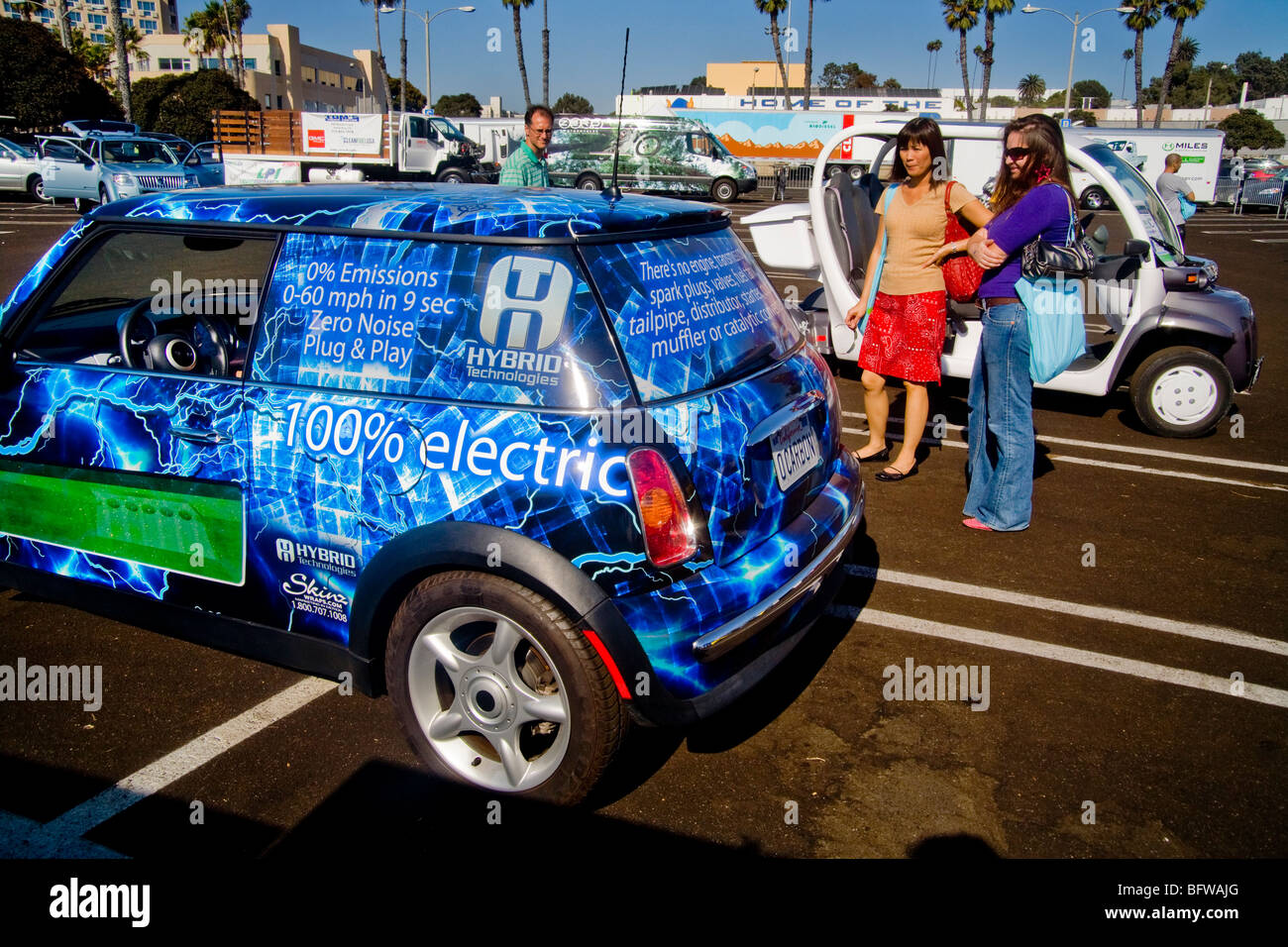 Un 'zero carbonio" elettrico-auto alimentate a un "AltCar' (alternativa auto) presentano Santa Monica, CA Foto Stock