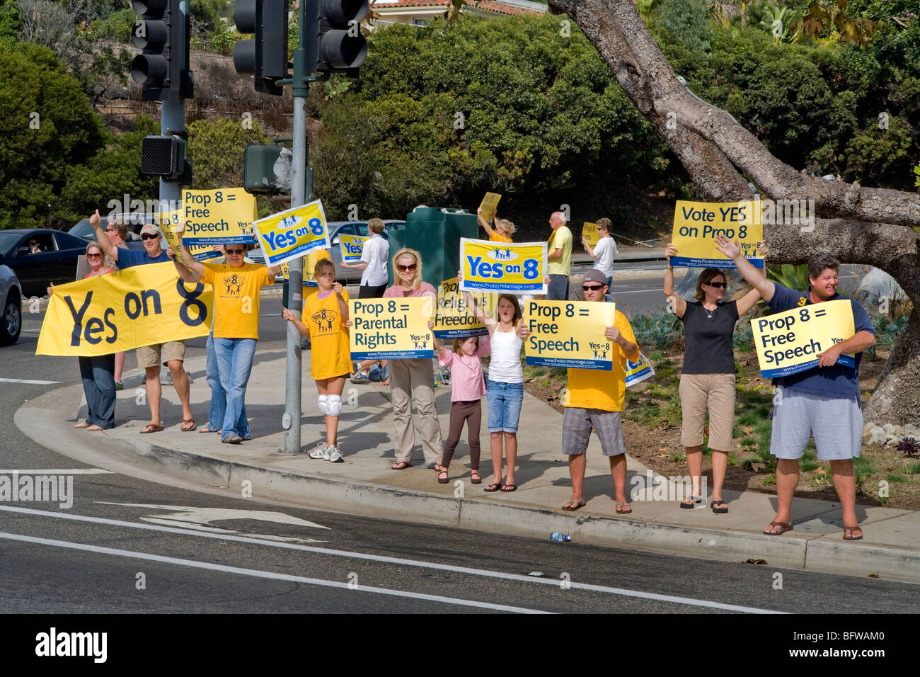 I manifestanti sulla Pacific Coast Highway in Laguna Niguel, CA, il supporto di un membro della proposta di scrutinio Foto Stock