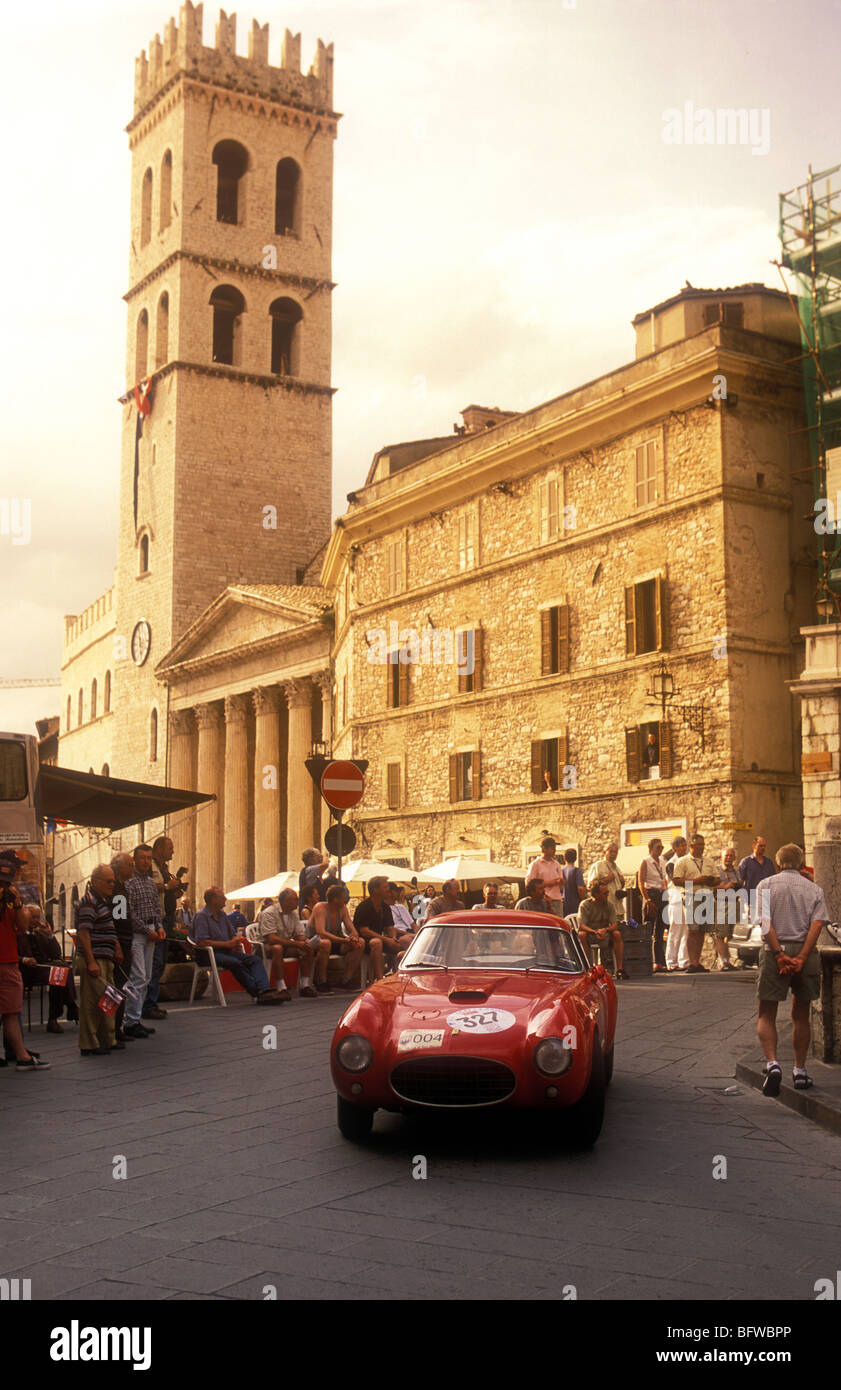Classico Ferrari fa un giro in Asissi Italia su 2001 Milli Miglia. Foto Stock