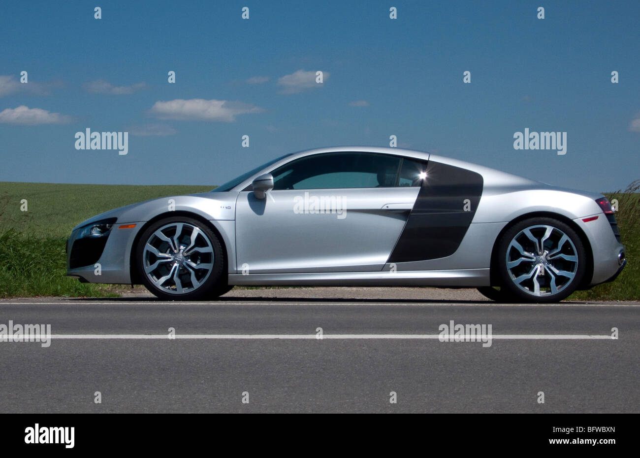 2010 Audi R8V10 parcheggiato su una strada di campagna in Germania. Foto Stock