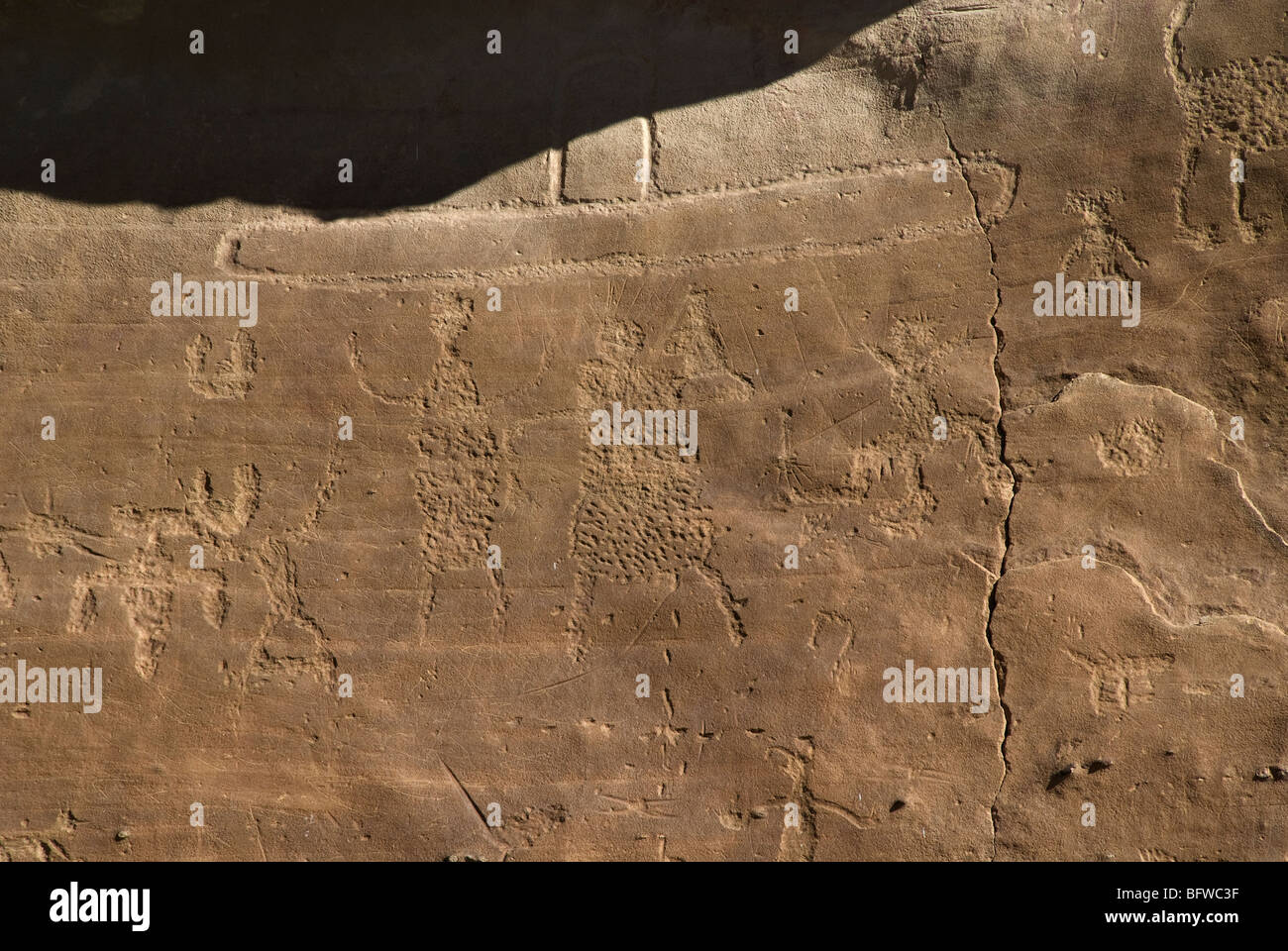 Incisioni rupestri a nord-ovest di Casa Chiquita cultura Chaco National Historical Park Nuovo Messico USA Foto Stock