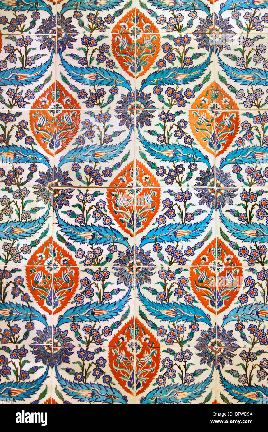 Piastrelle turche con pattern ripetitivo- V&un museo di Londra Foto Stock