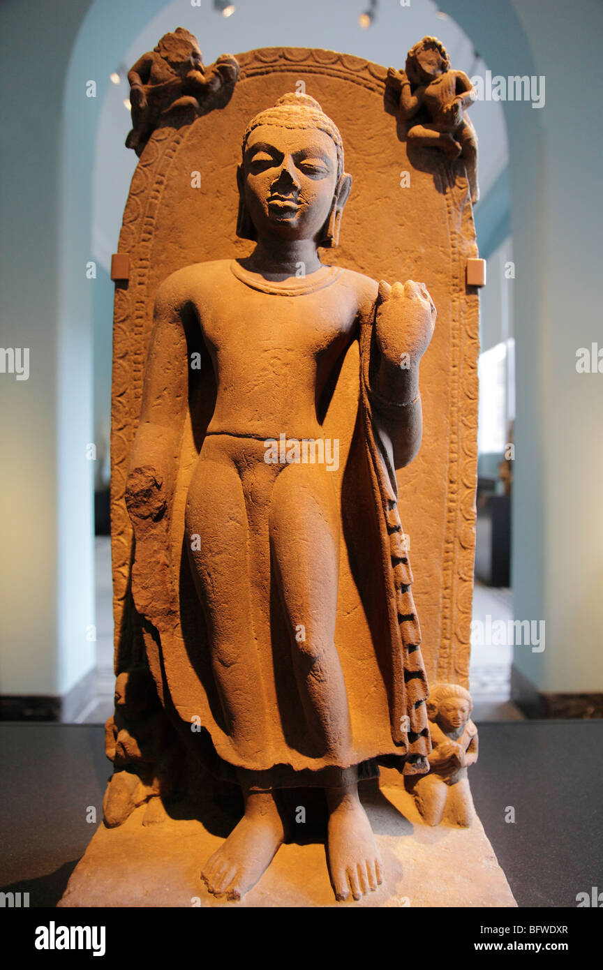 Standing Buddha di pietra arenaria da nord India- V&un museo di Londra Foto Stock