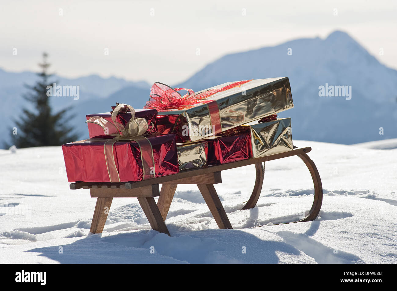 Sleigh con presenta nel paesaggio innevato Foto Stock