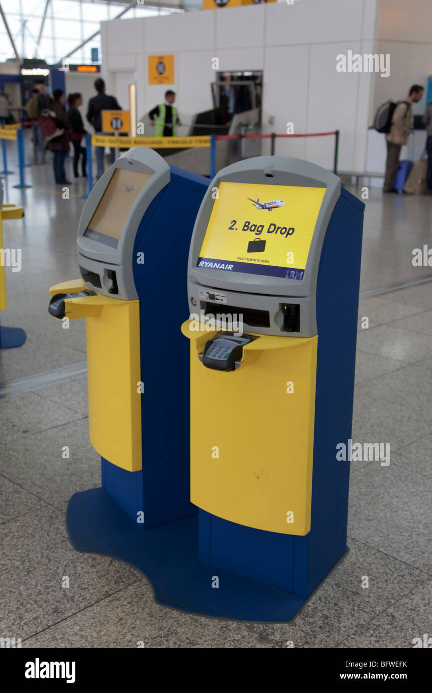 Apparecchi di check-in self-service all'Aeroporto Stansted di Londra Foto Stock