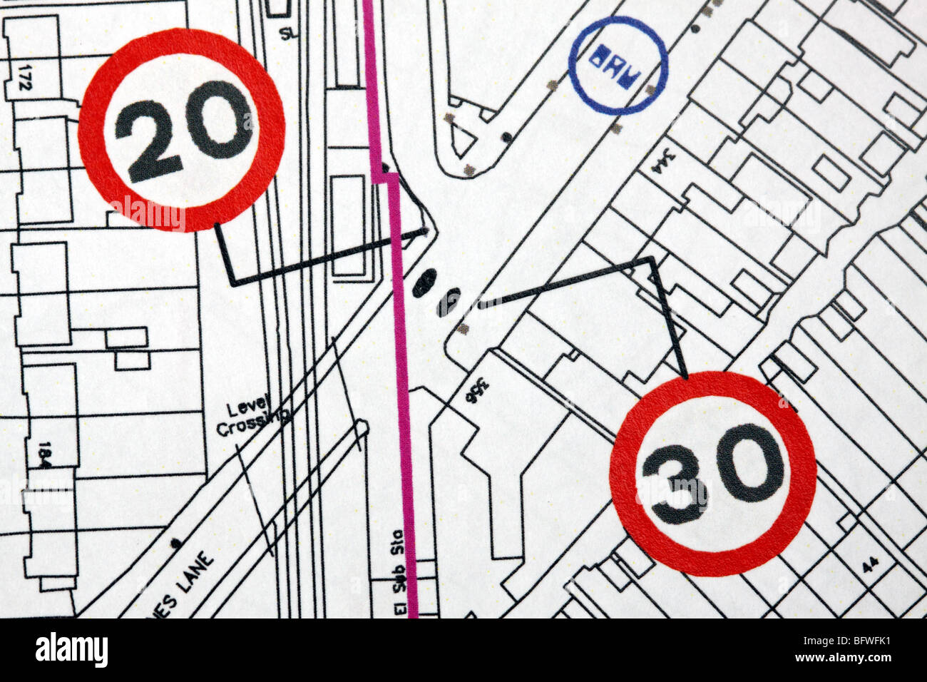 Pianificazione urbana del traffico stradale calming 20 mph segnale di limite di velocità piani di zone in GB UK town city Foto Stock