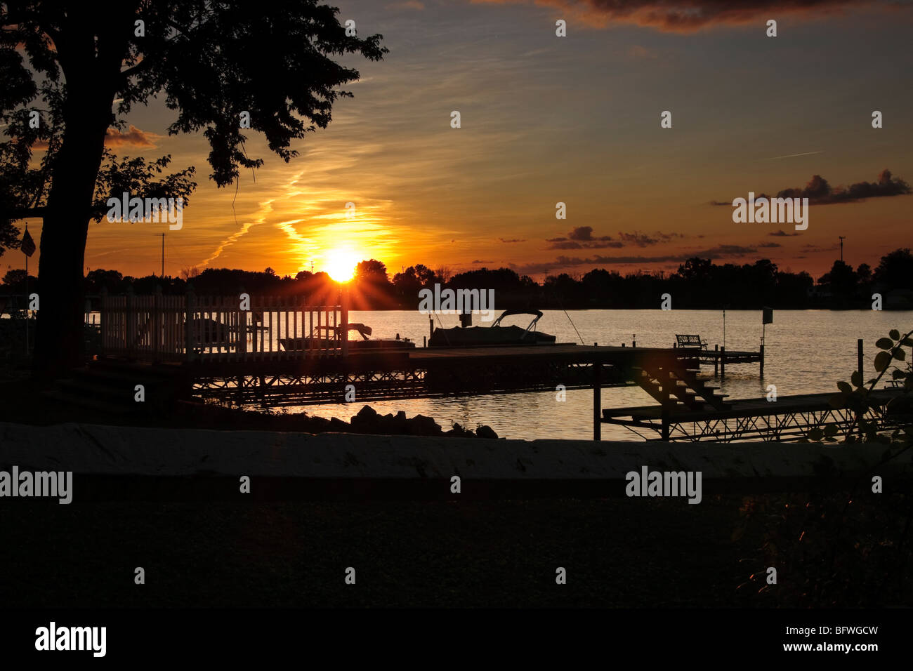 Il sole tramonta oltre il fiume Ottawa al punto posto, Toledo, Ohio Foto Stock