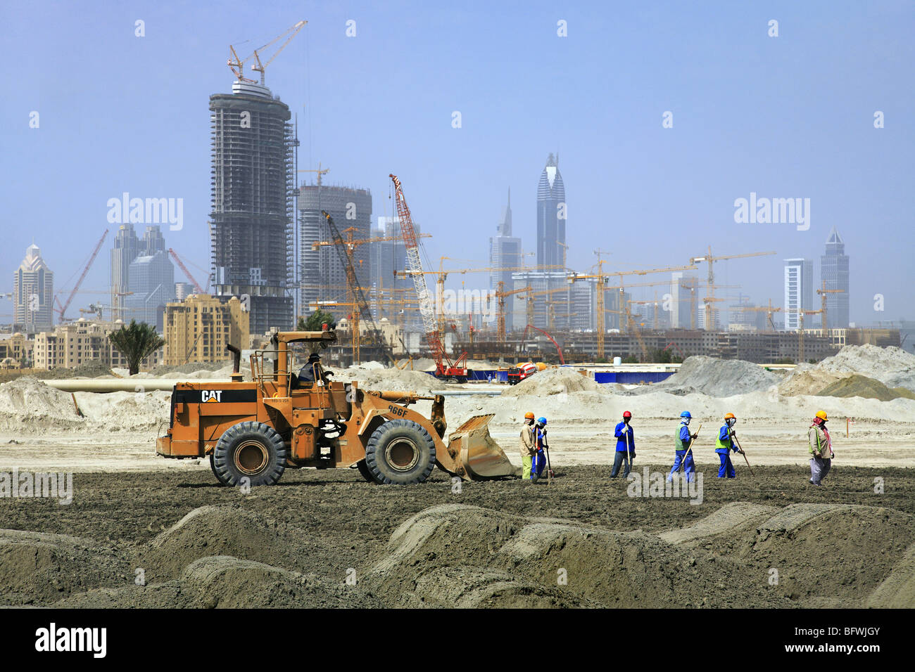 Piccolo gruppo di uomini al lavoro in cantiere, di Dubai Foto Stock