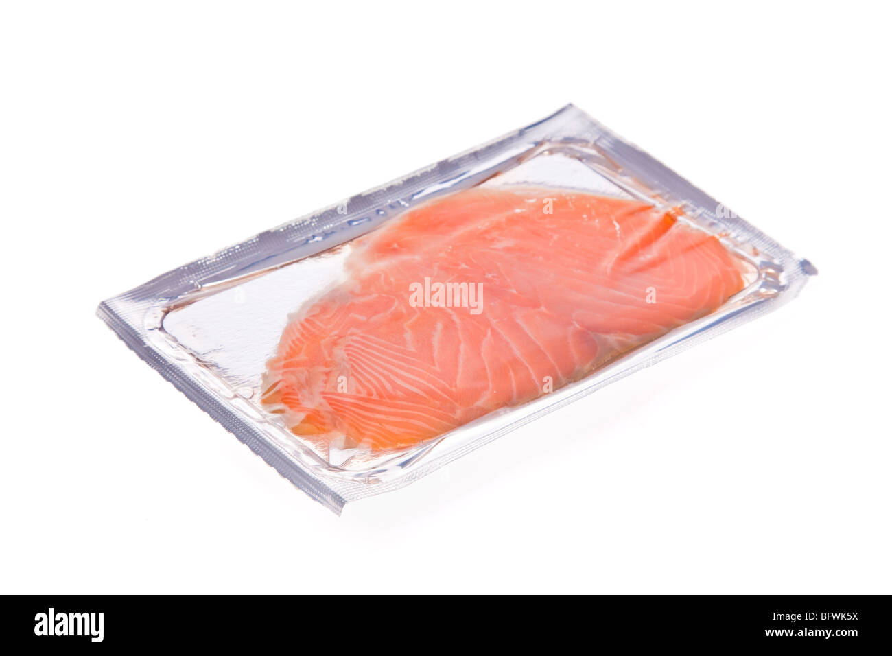 Salmone affumicato fette nel pacchetto isolato su sfondo bianco Foto Stock