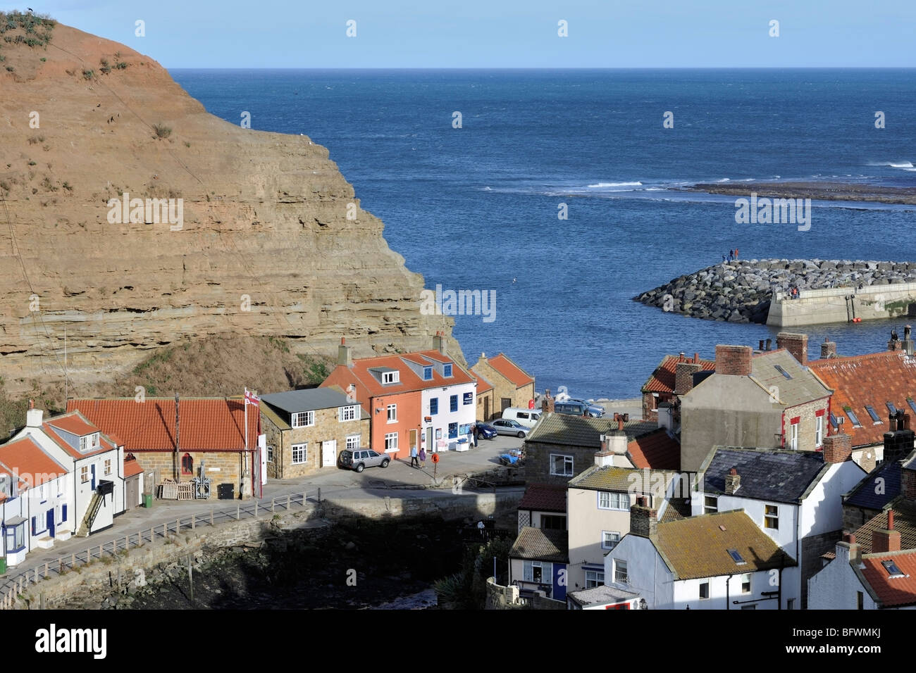 Cottages accoccolato sotto Cowbar Nab, Staithes, Yorkshire Heritage Costa, Inghilterra Foto Stock