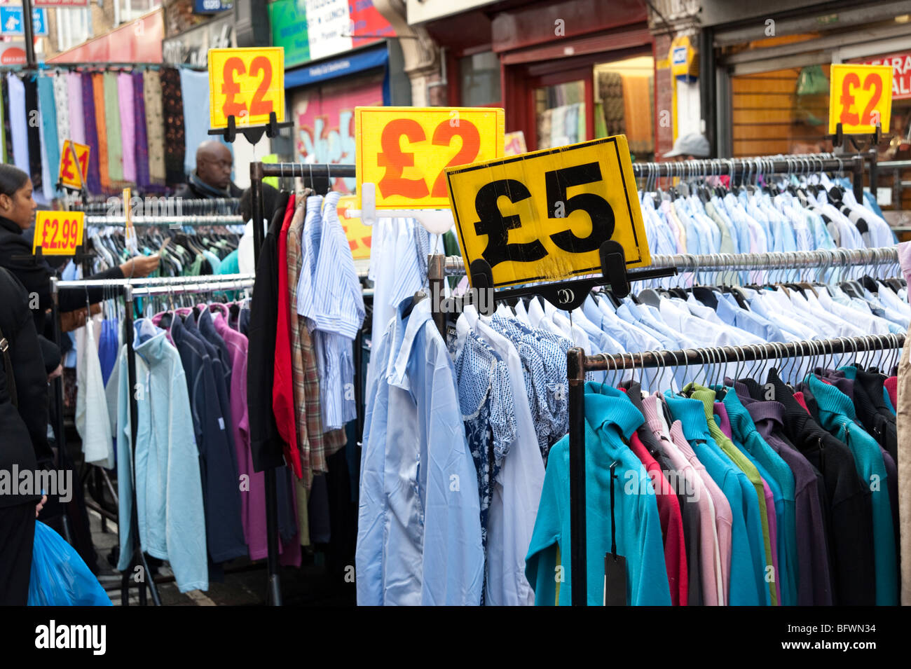 I vestiti si spegne in Petticoat Lane market, London, England, Regno Unito Foto Stock