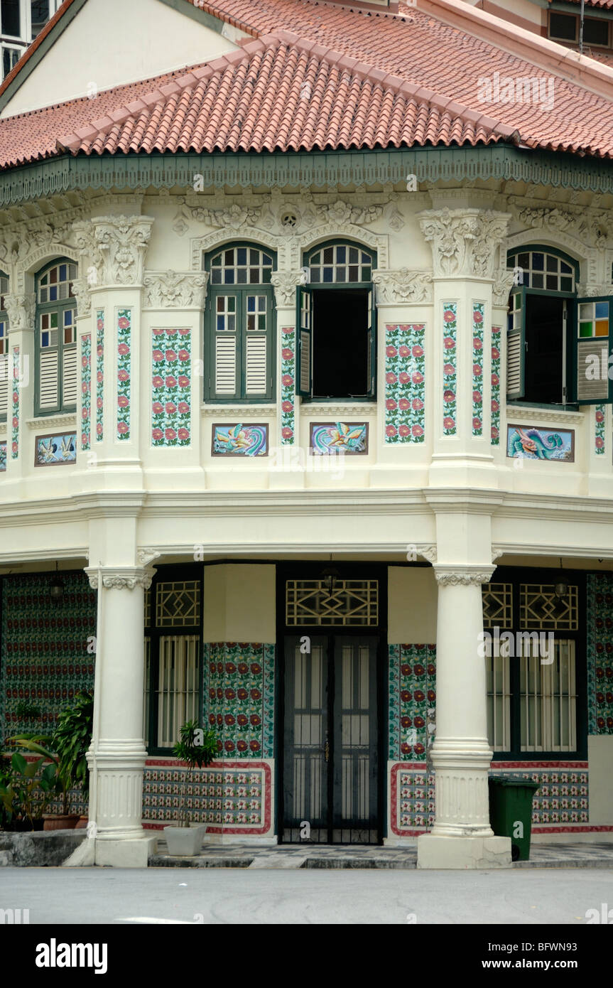 Restaurato storico Peranakan Cinese o Stretto Cinese, casa decorata con piastrelle e pareti dipinte, Little India, Singapore Foto Stock