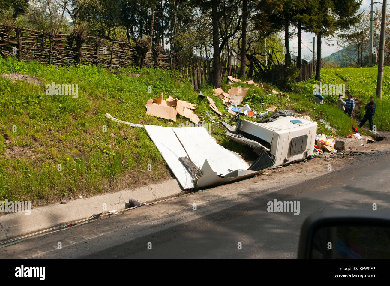 Autocarro crash sul famigerato E60 road a Timisul de sus in Monti Fagaras Romania Europa orientale Foto Stock