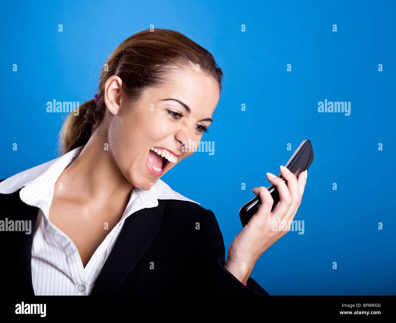 Bella giovane imprenditrice chiamando dal telefono cellulare. Foto Stock