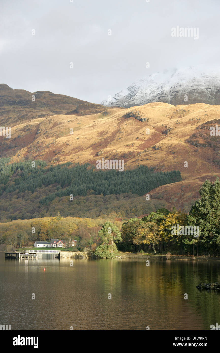 Area di Loch Lomond, Scozia. Vista del Loch Lomond a Rowardennan, con il picco coperto di neve di Ben Lomond in background. Foto Stock