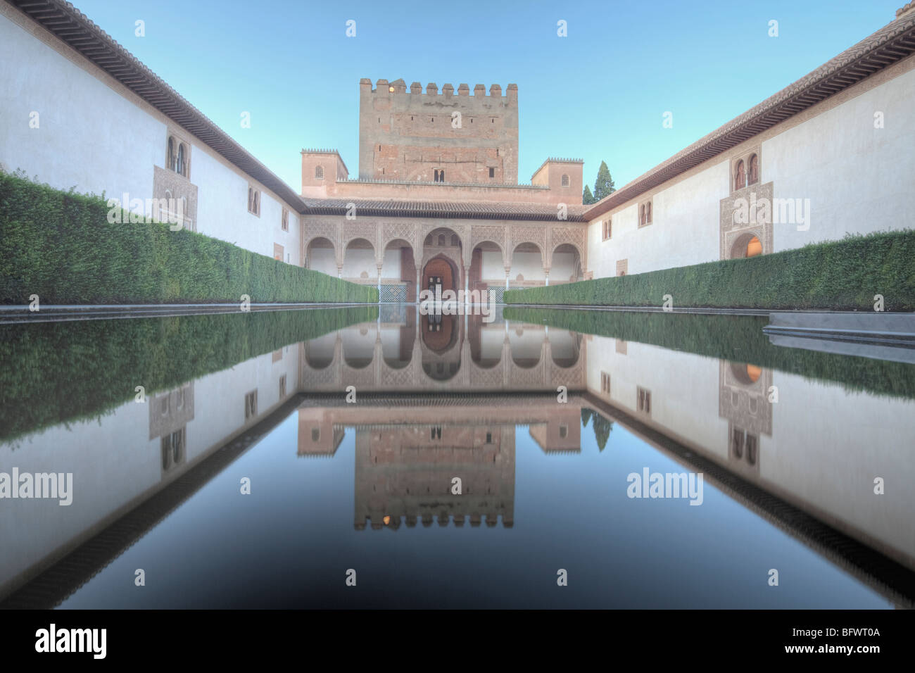 Facciata nord, Corte dei Mirti o Patio de Comares, la Alhambra Palace, Granada, Spagna Foto Stock