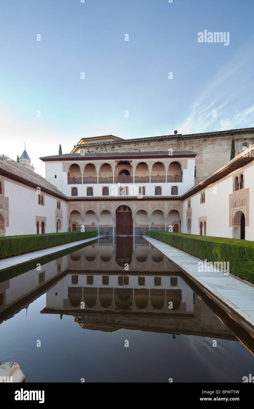 Facciata sud, Corte dei Mirti o Patio de Comares, la Alhambra Palace, Granada, Spagna Foto Stock
