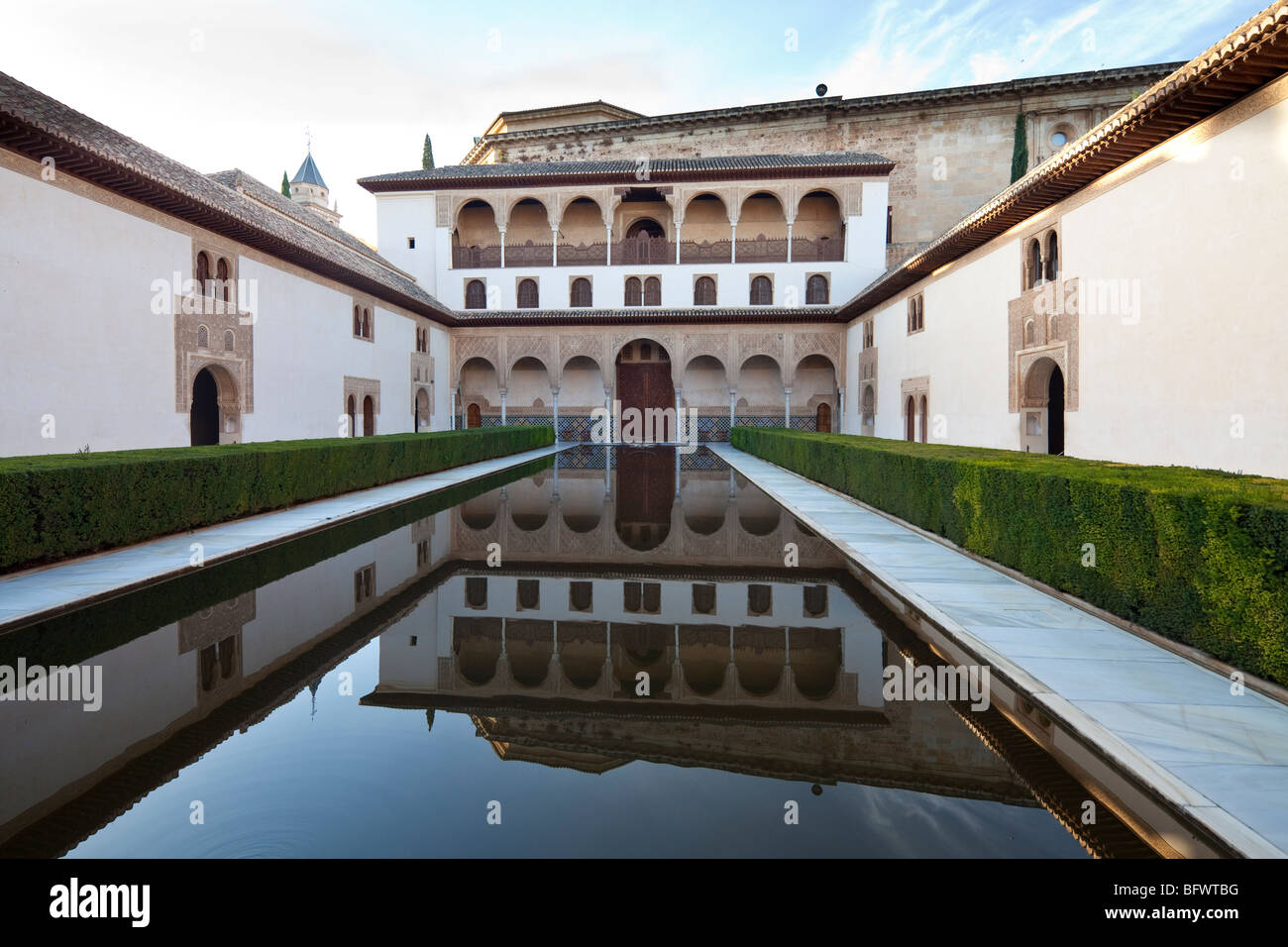Facciata sud, Corte dei Mirti o Patio de Comares, la Alhambra Palace, Granada, Spagna Foto Stock