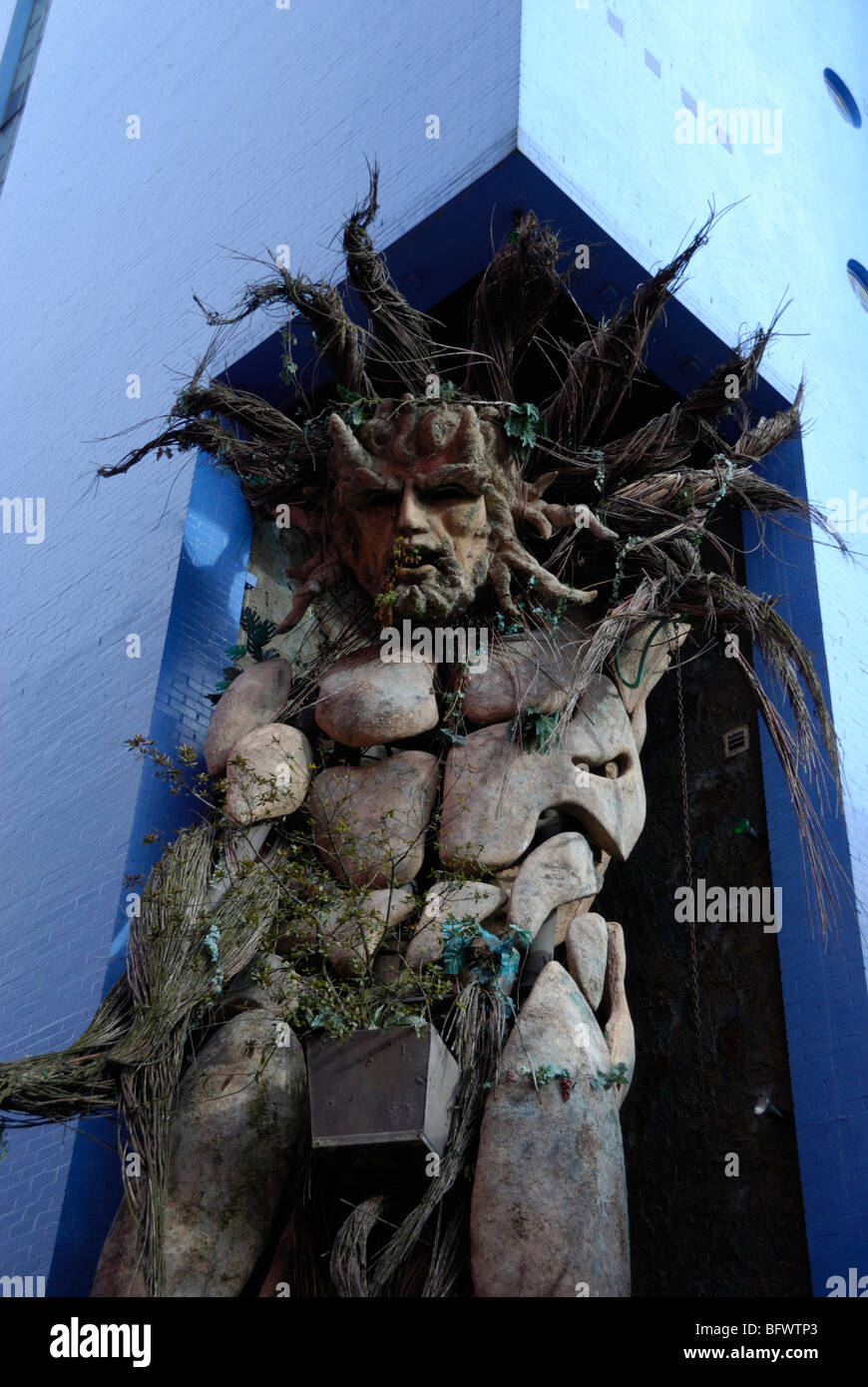 Uomo di vimini scultura alla crema Custard Factory arti e media complessa, Birmingham, West Midlands Foto Stock