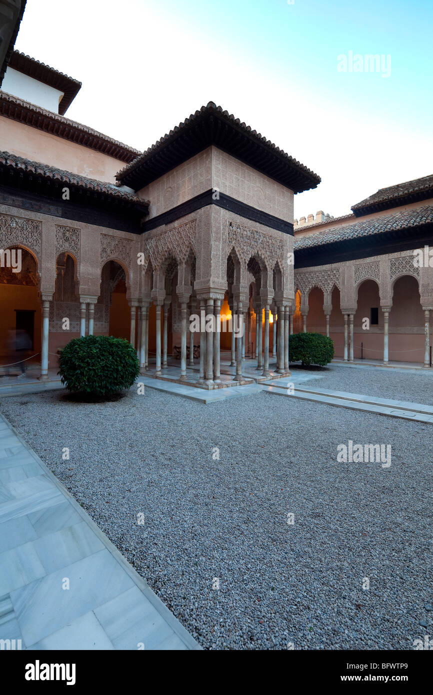 Padiglione e archi, Corte dei Leoni, Alhambra di Granada, Spagna Foto Stock