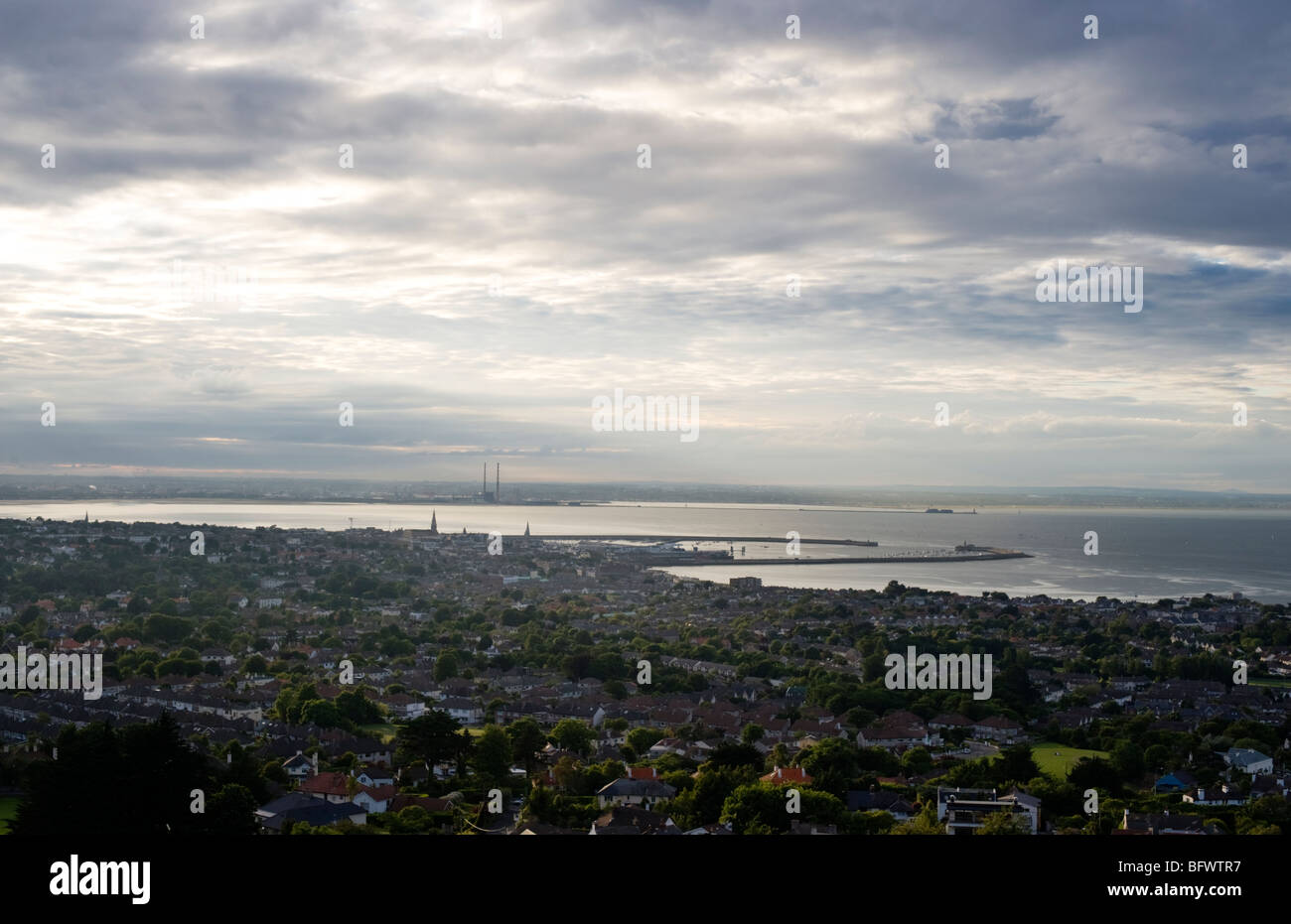 Vista serale in direzione nord su Dun Laoghaire porto e la baia di Dublino da Dalkey cava, Dublino, Irlanda Foto Stock