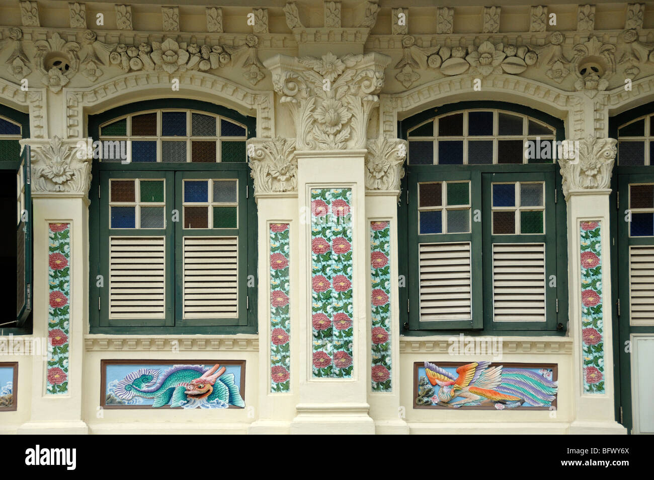 Finestre decorate della storica Peranakan Cinese restaurata, Straits Casa Cinese o Shophouse con pareti di piastrelle floreali, Little India, Singapore Foto Stock