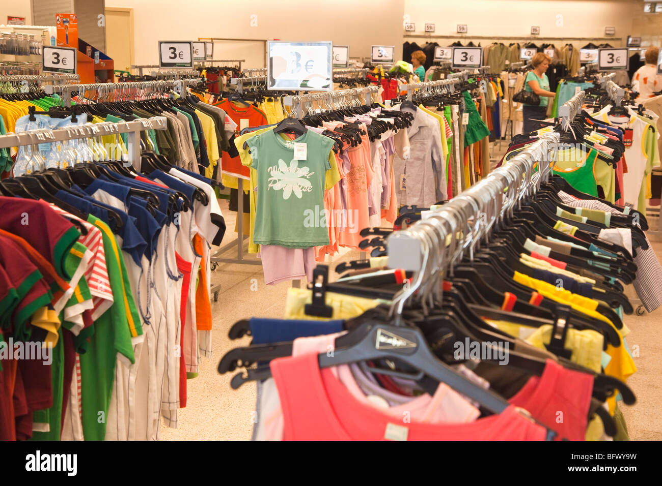 Affare abbigliamento per la vendita in uscita SuperCor di El Corte Ingles, Torremolinos, Costa del Sol, provincia di Malaga, Spagna Foto Stock