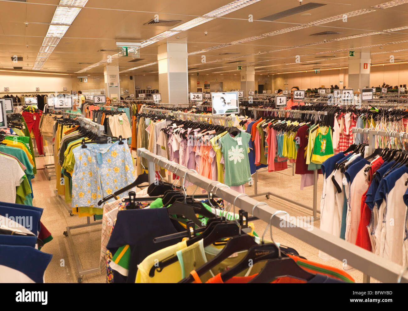 Affare abbigliamento per la vendita in uscita SuperCor di El Corte Ingles, Torremolinos, Costa del Sol, provincia di Malaga, Spagna Foto Stock