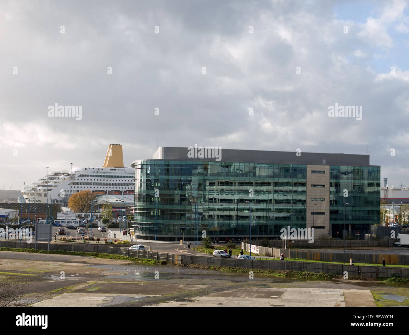 Carnival House Southampton Regno Unito la sede aziendale di Carnival UK con Oriana in background & sito di West Quay filigrana Foto Stock