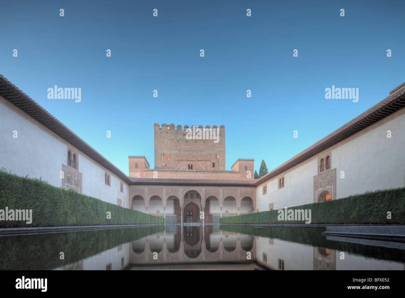 Facciata nord, Corte dei Mirti o Patio de Comares, la Alhambra Palace, Granada, Spagna Foto Stock