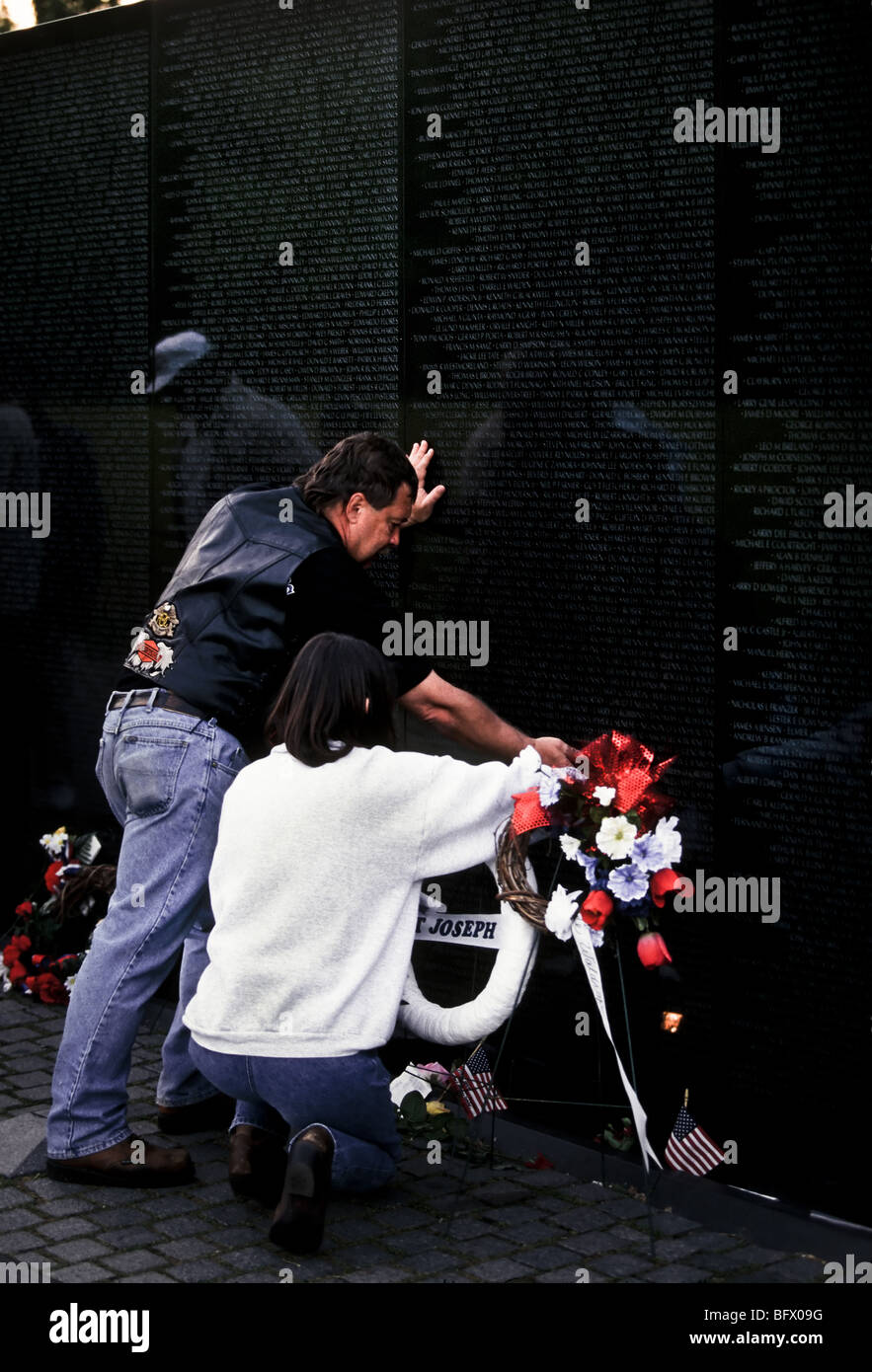Un motociclo biker al Vietnam Memorial Wall durante il funzionamento Rolling Thunder rally in Washington, DC. Foto Stock