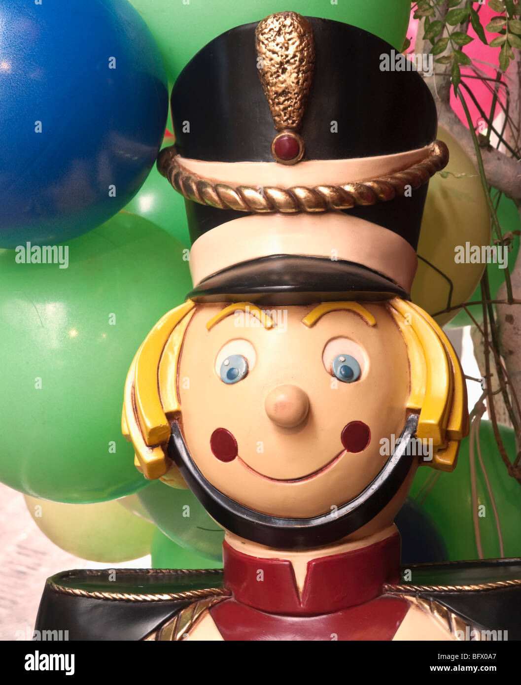 Testa del giocattolo di legno soldato con palloncini dietro Foto Stock