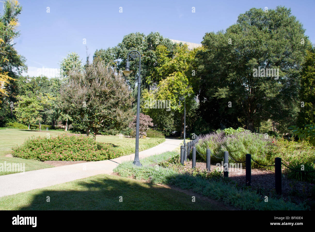 Colorato parco paesaggistico con entrambi i fiori e gli alberi che circondano la capitale edificio del centro di Columbia, nella Carolina del Sud, SC, Foto Stock