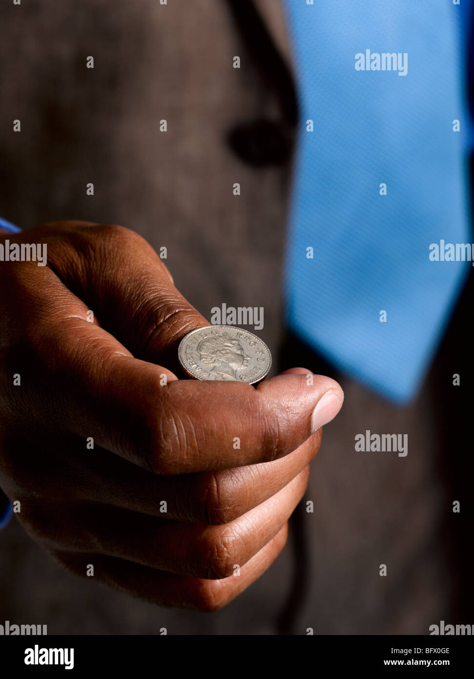 Business man pronto a flip sterling coin Foto Stock