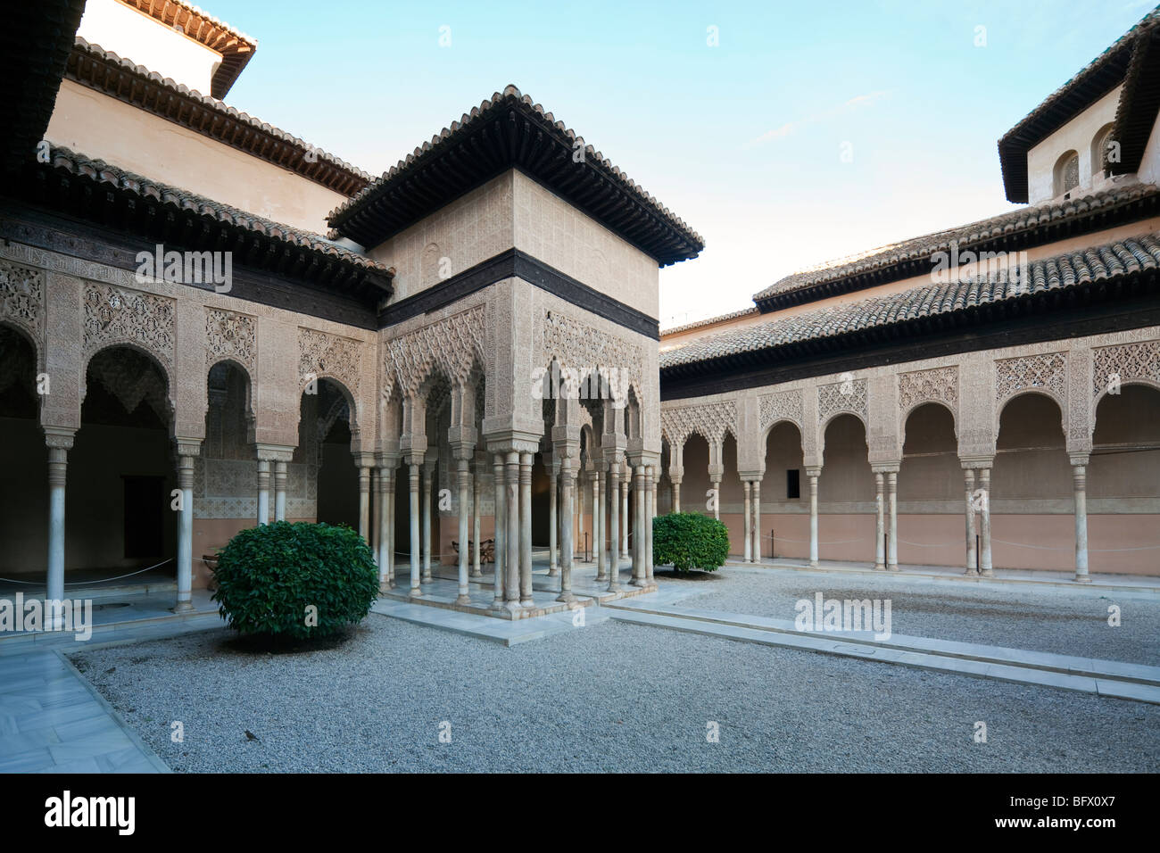 Padiglione e archi, Corte dei Leoni, Alhambra di Granada, Spagna Foto Stock