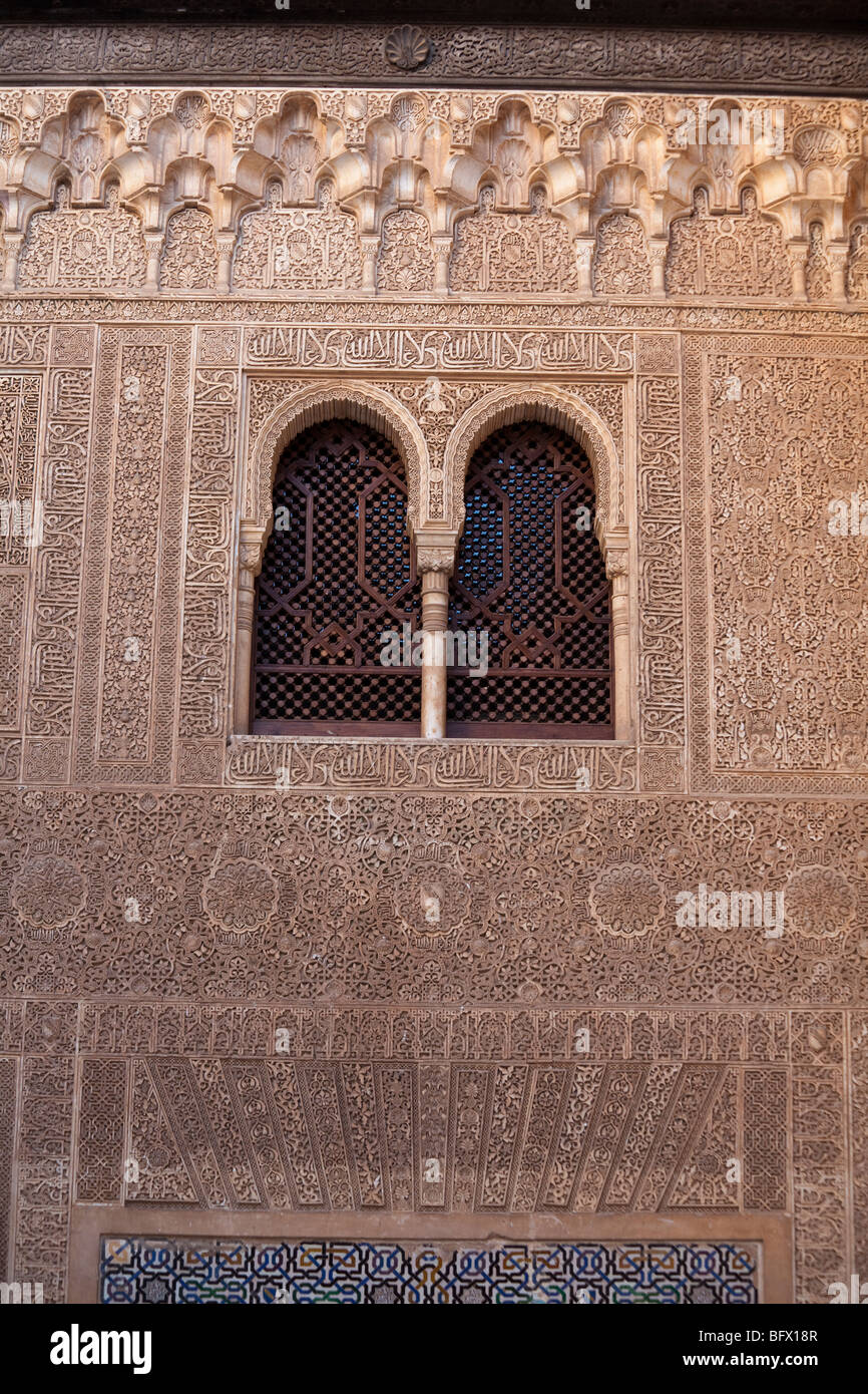 Dettaglio della finestra e la decorazione a stucco, Cuarto Dorado, il cortile del cancello verso il Palazzo di Comares, Alhambra di Granada, Spagna Foto Stock